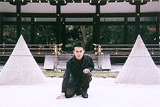 立砂の前で